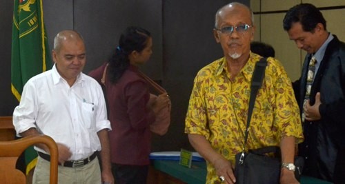 Ali Imran (baju putih) usai menjalani persidangan di PN Jambi Selasa (14/7)