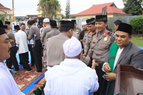 Kapolda saat bersalaman dengan warga dan anggota polisi usai melaksanakan Salat IED di lapangan hijau Mapolda Jambi