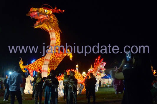 Lampion Naga Raksasa saat tampil dalam festival lampion di Kota Baru Jambi