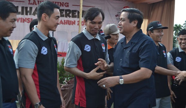 Hasan Basri Agus (HBA), Edi Purwanto (EP) dan Zumi Zola (ZZ) saat menghadiri launching Pilkada beberapa waktu lalu. Kedua pasangan kandidat yang akan maju di Pilgub rencananya akan mendaftar di KPU Senin nanti.