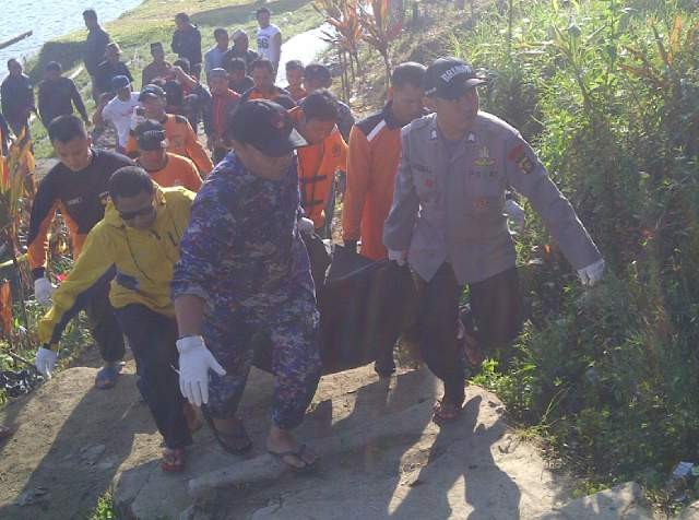 Korban saat dievakuasi 