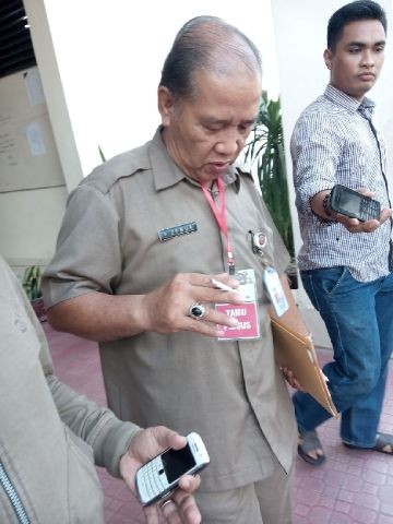 F Zebua usai menjalani pemeriksaan di Kejari Jambi