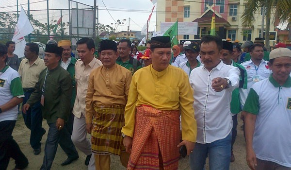 Mukri dan Harnuni diantar simpatisan