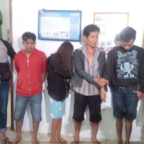 Nata (baju merah) saat diamankan di kantor BNNP Jambi