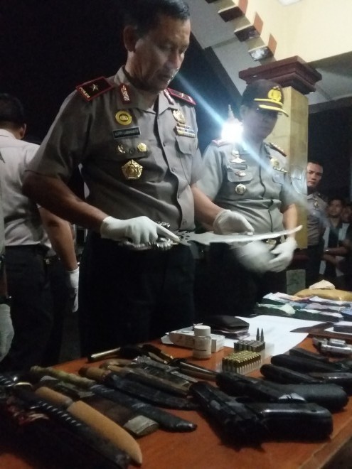 Kapolda Saat Menunjukkan Barang Bukti