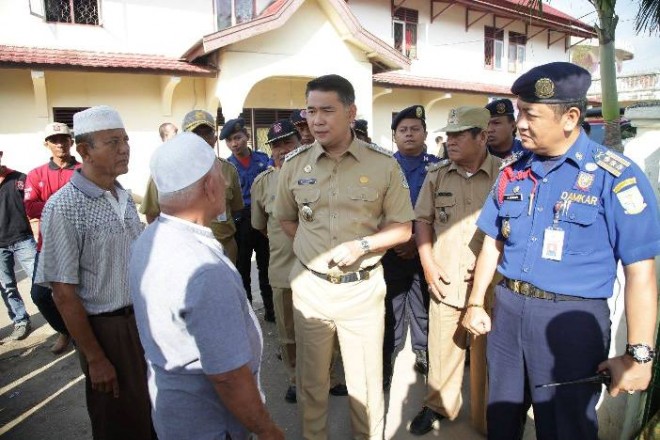 SY fasha saat berada di lokasi kebakaran di  Ponpes Nurul Iman Kecamatan Danau Teluk.