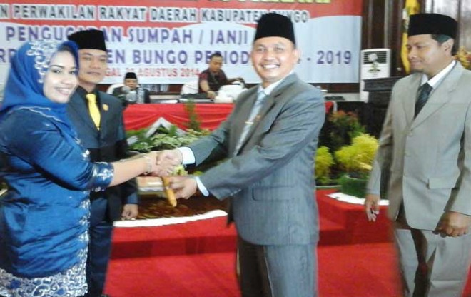 Ria Mayang Sari saat menerima palu dari mantan Ketua DPRD Bungo Mahili