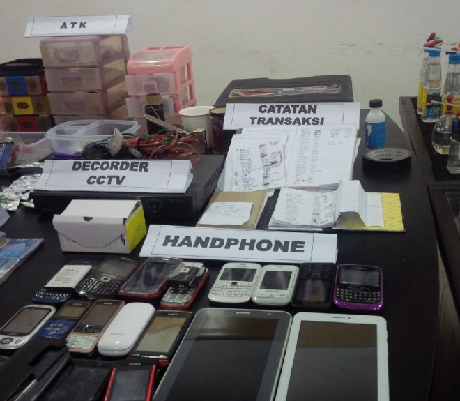 Ini perangkat yang digunkana untuk mencatat transaksi Narkoba bersama puluhan handphone
