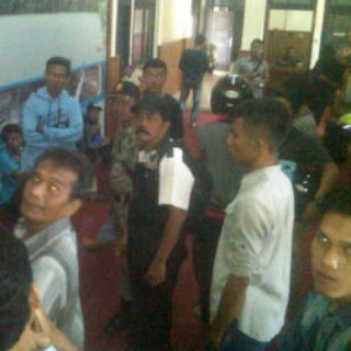 Para peserta yang dinyatakan tidak lulus tes tahap II Satpol PP Merangin, mendatangi Kantor Bupati Merangin