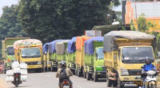 Mobil pengangkut batu bara