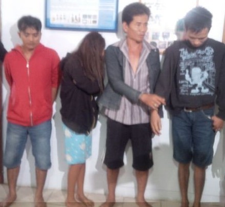 Nata (baju merah) saat diamankan di Kantor BNNP Jambi