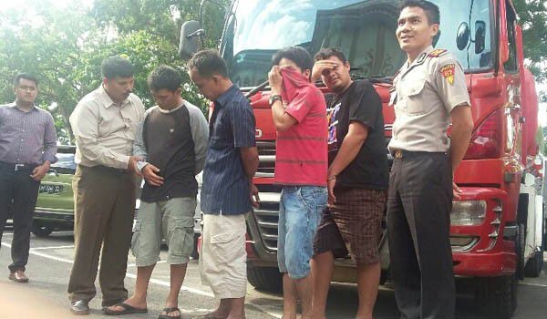 Empat tersangka saat diamankan di Mapolda Jambi