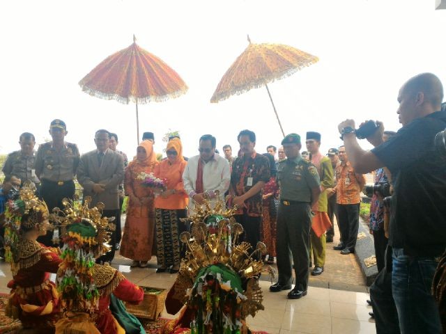 Pj Gubernur Jambi saat di Bandara Sultan Thaha Jambi