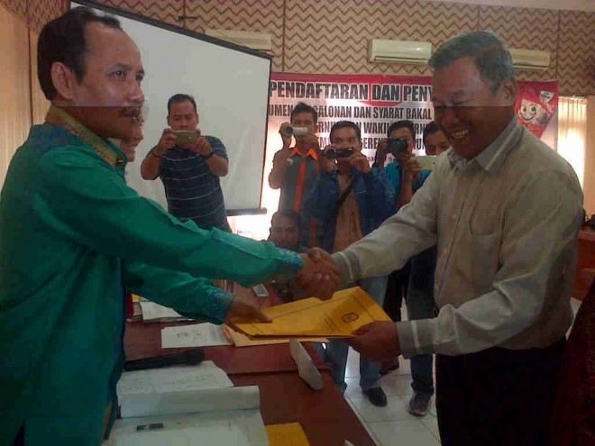 Tim Penghubung HBA-EP menyerahkan berkas yang sudah diperbaiki