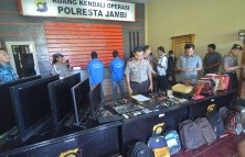 Tersangka dan barang bukti yang diamankan di Mapolresta Jambi