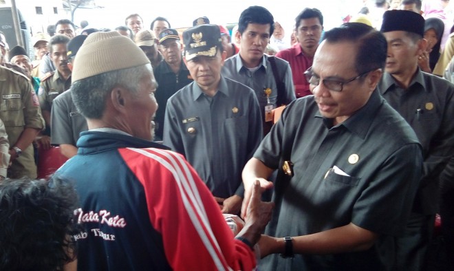 Pj Gubernur Jambi di dampingi Bupati Kerinci Adi Rozal saat mengunjungi korban kebakaran di Lempur