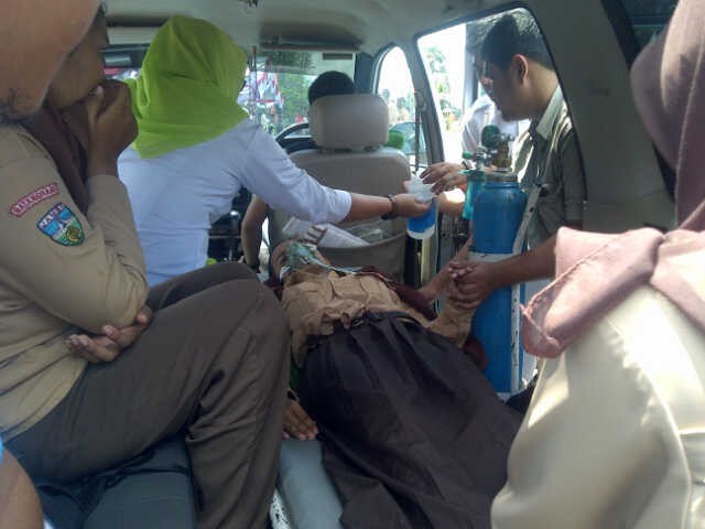 Siswi yang pingsan dievakuasi oleh tim medis