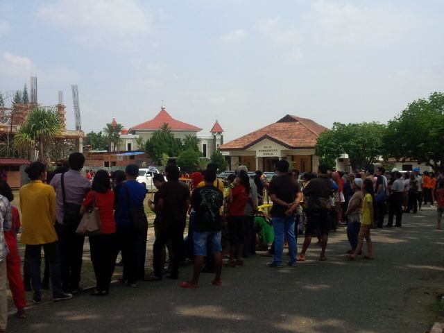 Warga menyaksikan rekonstruksi di lapangan hijau Mapolda Jambi