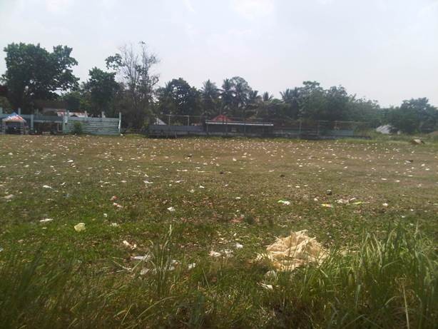 Sampah berserakan di Lapangan Sriwijaya Sarolangun usai pawai pembangunan