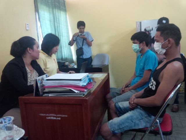 Tersangka saat diperiksa di BNNP Jambi