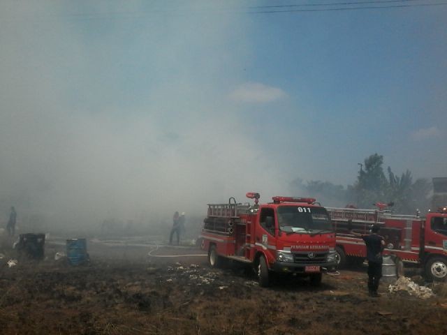 Armada pemadam kebakaran saat memadamkan api di gudang kabel PT KM