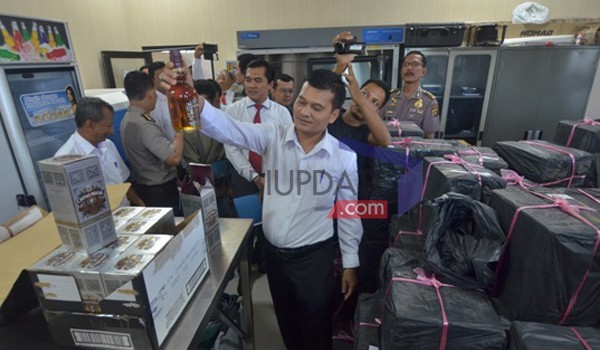 Barang bukti 318 Dus Miras dengan merk terkenal yang diamankan di Mapolda Jambi