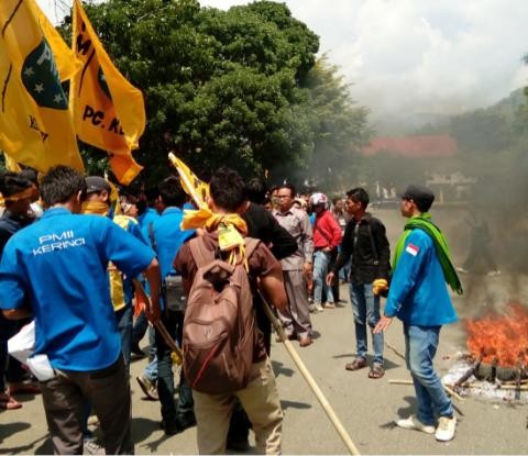 Demo mahasiswa di depan kantor bupati Kerinci