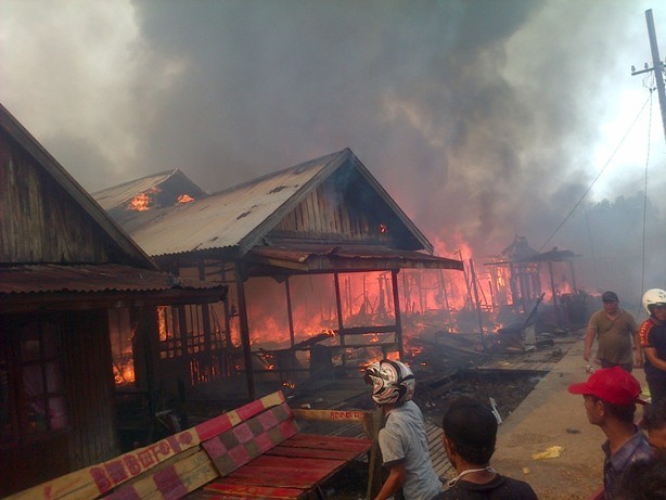 Kebakaran di Kuala Tungkal Jumat sore ini (21/8). 