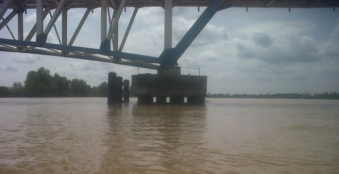 Jembatan Muara Sabak setelah ditabrak tugboat beberapa waktu lalu