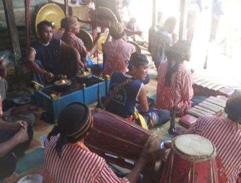 Warga Jangga Baru menyambut kedatangan Arzanil dengan kesenian kuda lumping