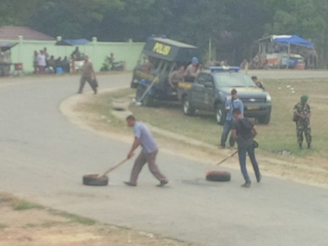 Pembersihan jalan usai kerusuhan dalam simulasi pengaman Pilkada serentak Desember mendatang