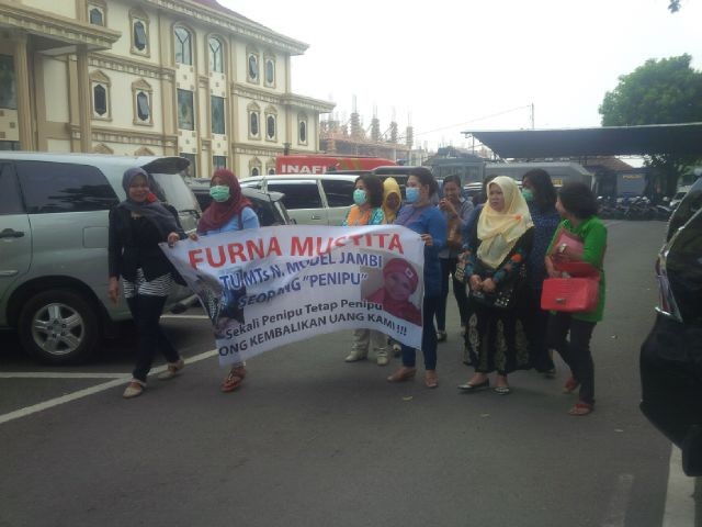 Belasan ibuk-ibuk melapor ke Mapolda Jambi