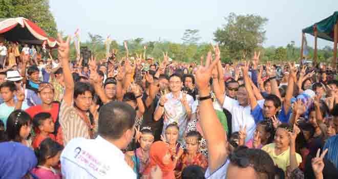 Zumi Zola Zulkifli saat melantik tim pemenangan, Tim Kampanye, dan tim abupaten Tebo.