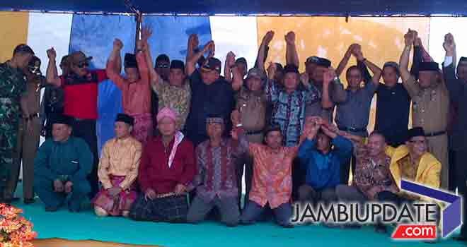 Bupati Merangin, AL Haris dan tokoh Pendatang saat angkat tangan tanda warga pendatang diterima menjadi warga Merangin.