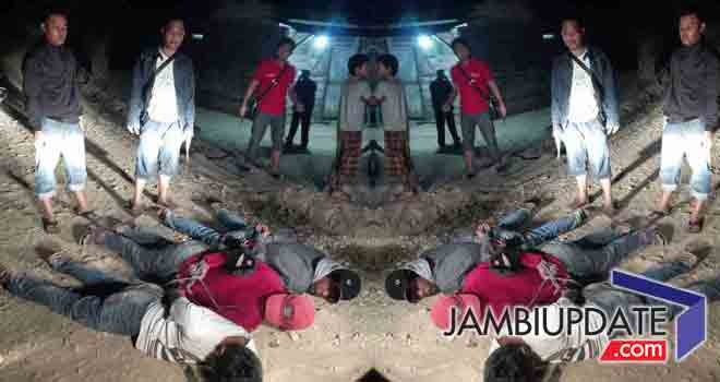 Polsek Mandiangin, Selasa (1/9) berhasil meringkus tiga pelaku pemerasan dan penodongan dengan mengunakan senjata api.