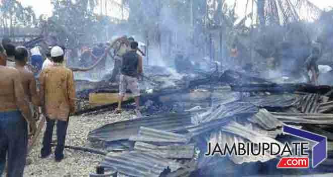 Rumah milik Alexander Syaputra Bin Busahar yang berlokasi di RT 07 Dusun Lubuk Buntak ludes dilalap api.