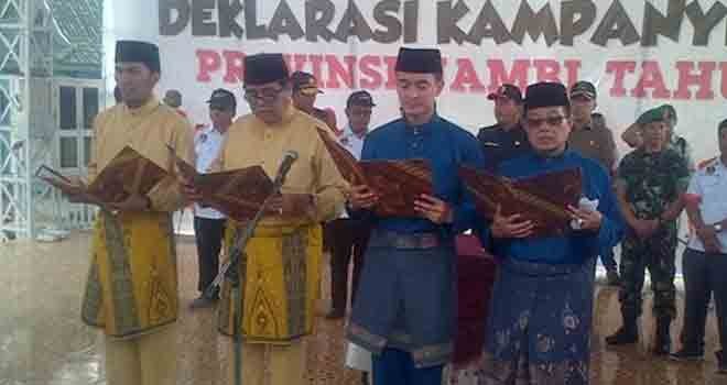 Dua paslon Gubernur dan Wakil Gubernur Jambi membacakan naskah Pilkada.