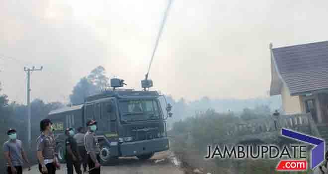 Mobil water canon yang ikut memadamkan api di area gedung sekolah.