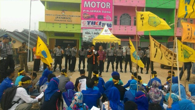 Puluhan mahasiswa yang tergabung dalam Pengurs Cabang Pergerakan Mahasiswa Islam Indonesia saat melakukan  demo di Panwas Kabupaten Tebo.