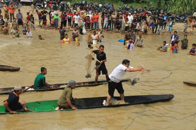 HBA menebar jala ikan saat panen lubuk larangan di Tabir Raya Rabu (2/9).