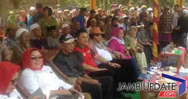 Sum Indra beserta tokoh Tabir bersama HBA di Desa Tanjung Gedang Tabir.