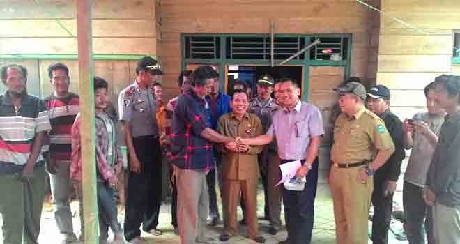 Warga SAD saat bertemu dengan Tim Penyelesaian konflik yang diemesiasi oleh Pemkab Tebo.