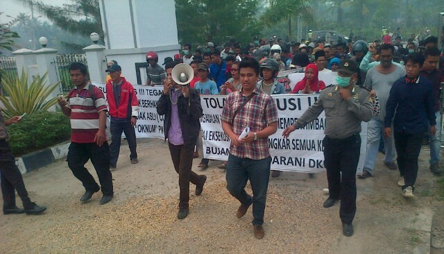 Ratusan warga di Kecamatan Betara, Senin (7/9) siang, datangi Pengadilan Negeri dan DPRD Tanjabbar.