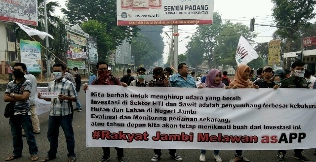 WALHI Jambi saat mengadakan aksi damai di simpang BI Jambi.