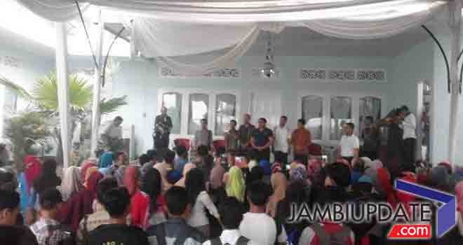 Ratusan mahasiswa saat berada di kediaman pribadi HBA di Lorong Ibrahim, Pattimura, Kota Baru Jambi