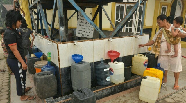 Warga Kasang Pudak terpaksa ngantri untuk memperoleh air bersih di Mesjid Nurhidayah, itu pun dijatah 4 jerigen/orang.