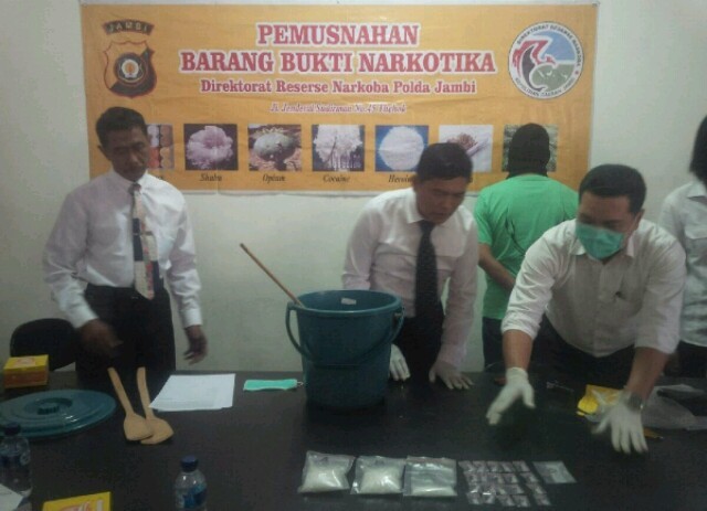 Direktorat Reserse Narkoba Polda Jambi, Senin (7/9) sekitar pukul 11.00 WIB, melakukan pemusnahan barang bukti narkotika jenis sabu milik tersangka Sulitman Latif alias Udit.