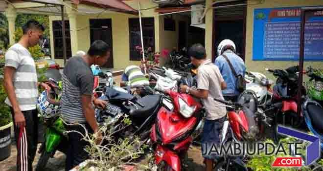Tampak 15 sepeda motor yang diamankan Anggota Polsek Sarolangun di Jalan komplek perkantoran Sarolangun.