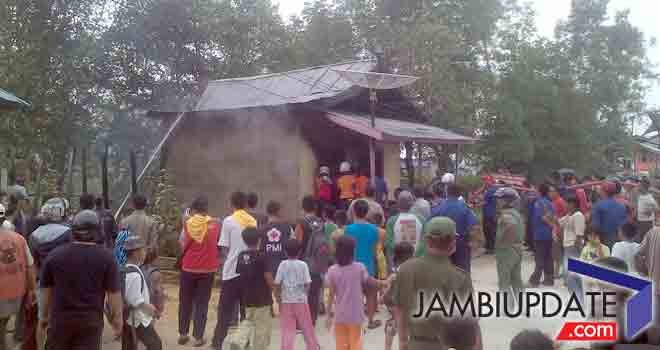Rumah penjaga Ancol Beach di Kualatungkal, Kabupaten Tanjab Barat di lalap si jago merah.