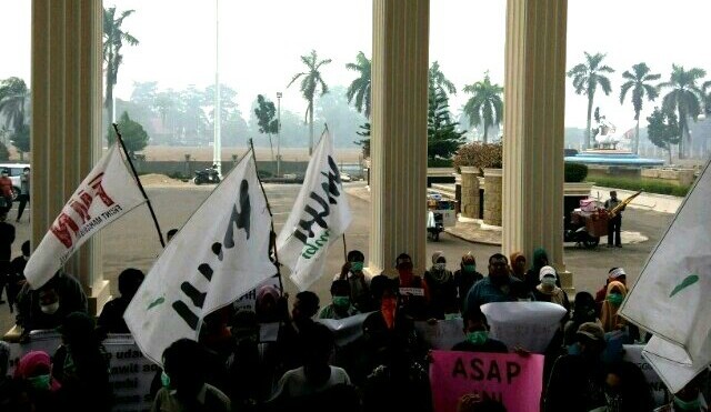 Massa yang mengatasnamakan Rakyat Jambi Menantang Asap mendatangi Kantor DPRD Provinsi Jambi.